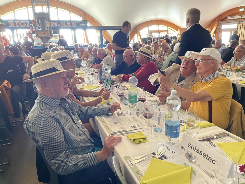 Tisch der ältesten Jahrgänge, rechts: Spenglermeister Otto Schacher (88), Diplom-Jahrgang 1964, immer noch regelmässig auf Dächern unterwegs. (Foto: Peter Warthmann)